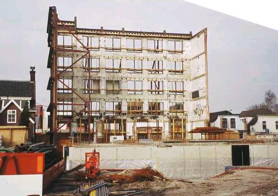 De achterzijde tijdens de bouw van de appartementen.