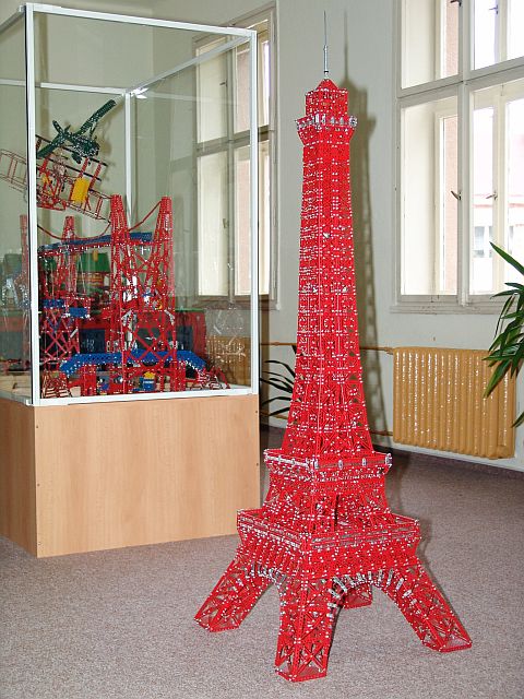 Eiffelovka postavena ze stavebnice Merkur