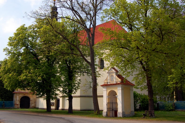 Kostel v Oparanech