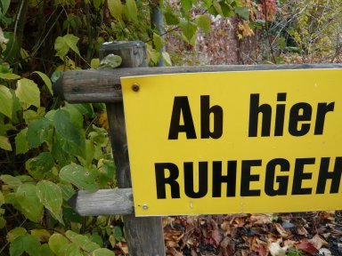 Sign with text: Ab hier...RUHEGEH...
