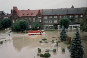 Povodne v roce 1997 - namesti pred kinem
