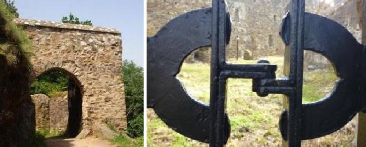 Hlavní vstupní brána do hradu; spočítejte na její zadní sestře kování ve tvaru písmene C.