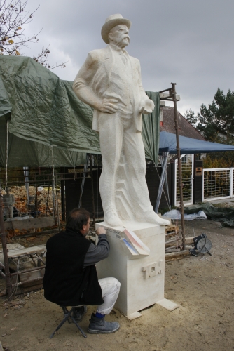 Sochar se svoji sochou