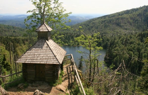 Rachelkapelle mit dem Rachelsee  / Roklanská kaple s jezerem v pozadí