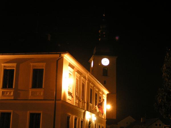 radnice a kostel v noci