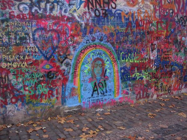 Lennonova zeď (fotografie převzata z listingu)
