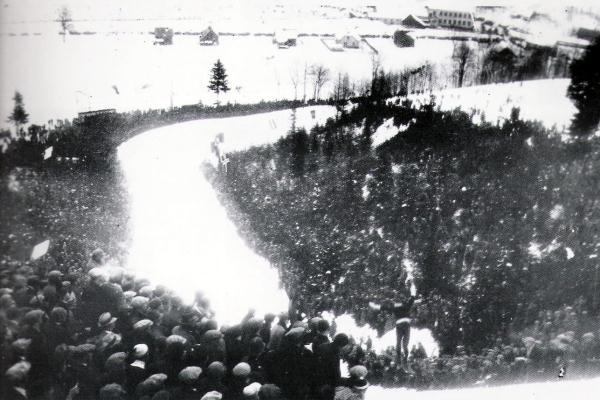 Diváci při závodu na Chmelnici