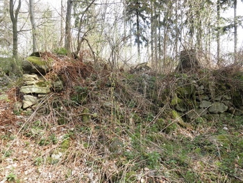 pozustatky kamenné stavby na Javorové skále