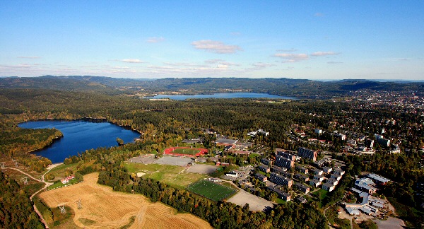 Norges idrettshøgskole ligger idyllisk til ved Sognsvann