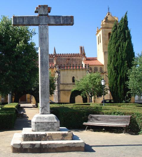 foto cruz c igreja em fundo