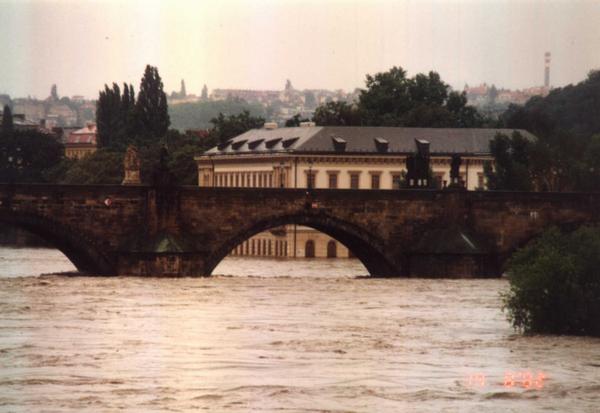 Pohled pres Karluv most smerem k Lichtnstejnskemu palaci 14.8.2002