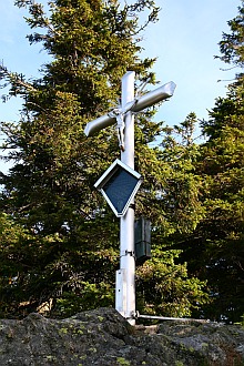 Gipfelkreuz am Kleinen Rachel / Kříž pod vrcholem
