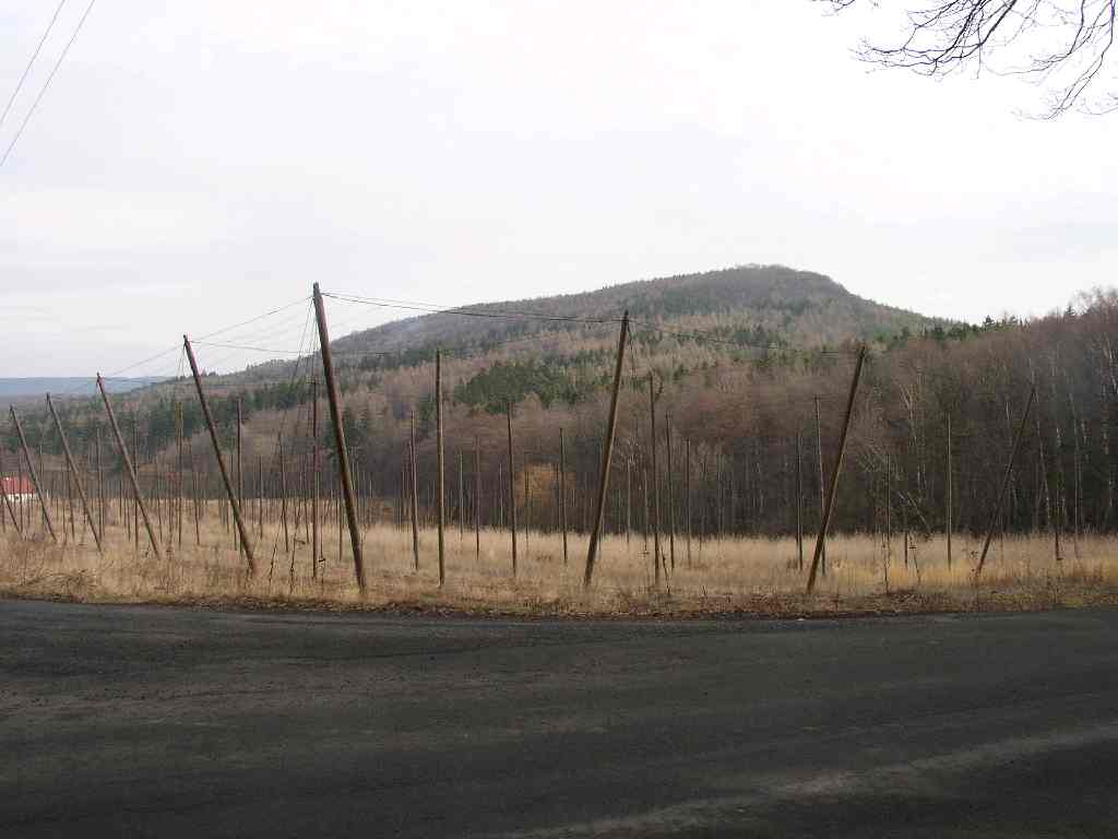 Hill of Pravda (484 m) as seen from the West. Photo by Toniczech, March 2004.