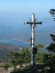 Gipfelkreuz am Kleinen Rachel / Kříž pod vrcholem