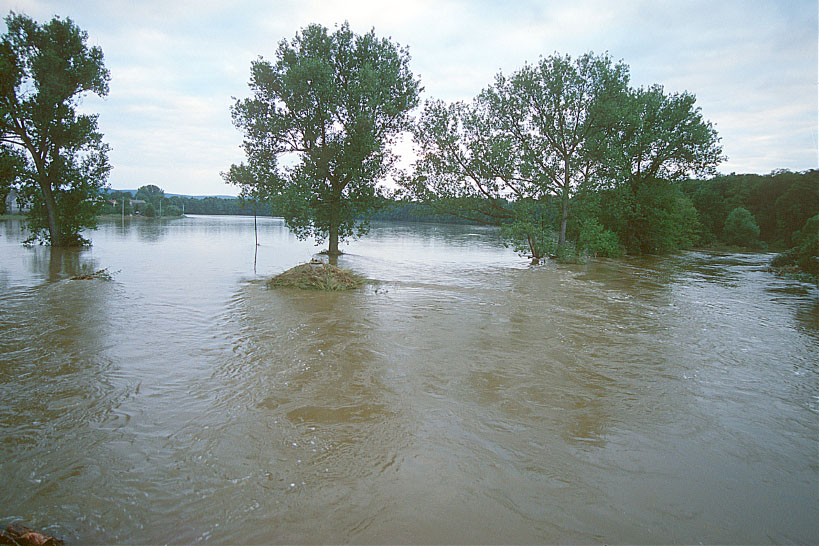 Jez pri povodni 2002