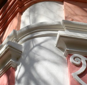 Detail štukové výzdoby fasády