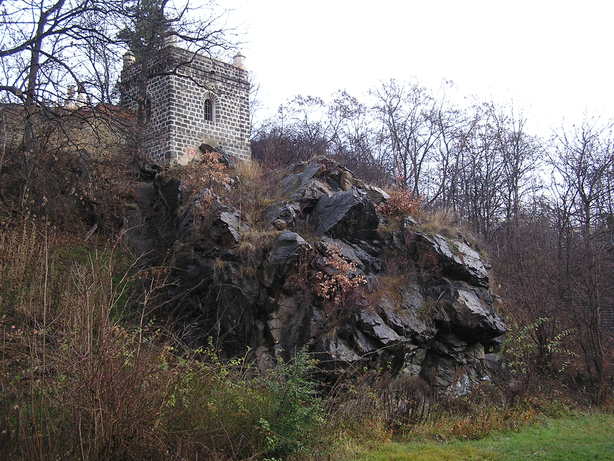 Prírodní památka Pražský zlom - foto. Plocha zlomu je viditelná na severním okraji tohoto výchozu skaleckých kremencu.