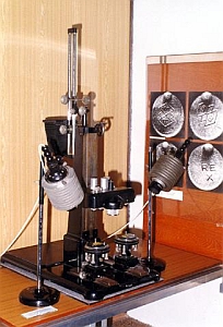 Komparacni mikroskop