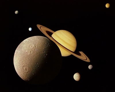 Saturn s mesíci
