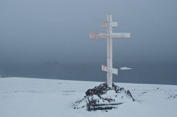 The Toll Memorial Cross, in the background the icebreaker Mikhail Somov