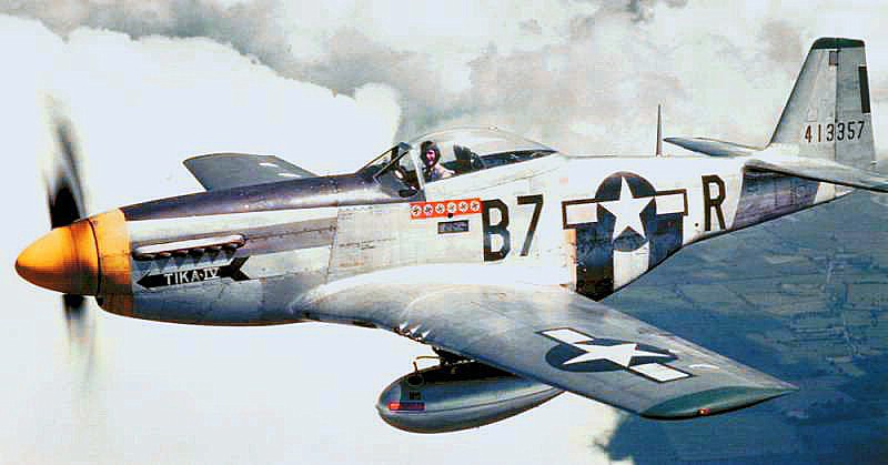 Mustang P-51D v barvách 374 stíhací skupiny 8. letecké armády