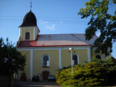 Ostřetín - kostel z pohledu z jihu, od silnice