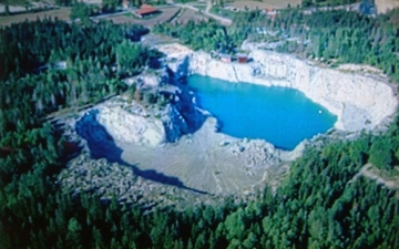 1972 Vatten börjar fylla dagbrottet. 1972 Water filling up the mine.