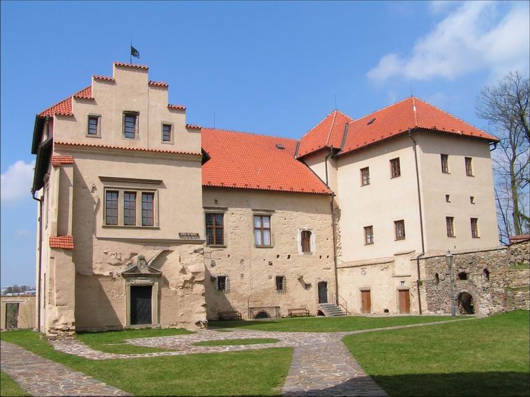 Hrad, kde jsou od roku 1925 umísteny muzejní expozice, soucasný stav