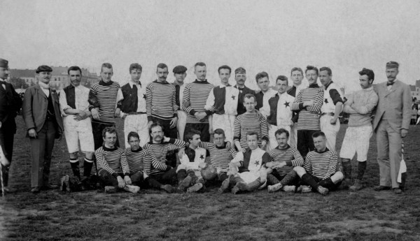 puvodni fotografie z r. 1891 se bohuzel vinou pozaru v mistni hospode nezachovala, proto az momentka ze zapasu z r.1897, FC Hubertov - SK Slavia Praha 4:0