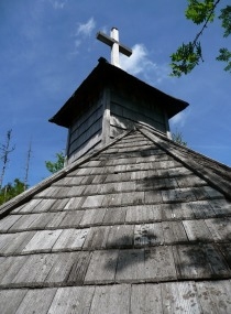 Das Dach mit dem Kreuz / Došková střecha s křížem