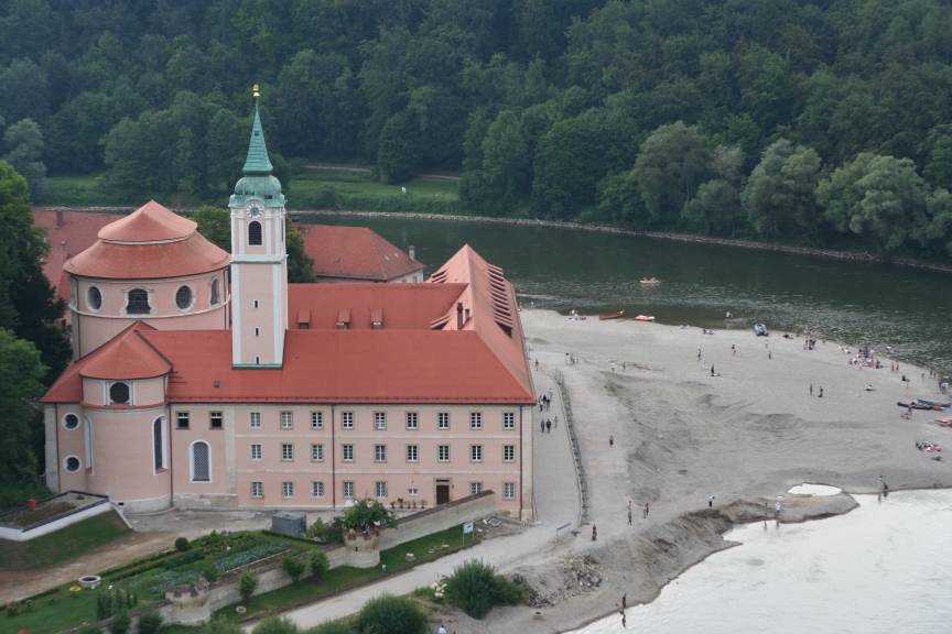 Blick vom nahegelegenen Aussichtsfelsen auf Kloster Weltenburg