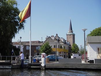 Valkenburg, kerktoren en voetveer gezien vanaf de Oude Rijn