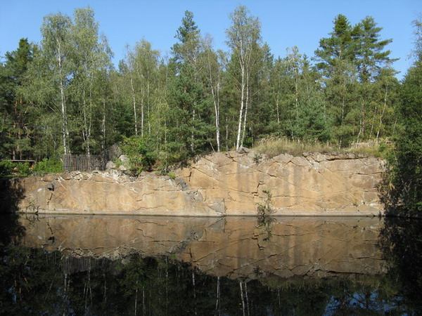 Jeden ze zatopených kamenolomu