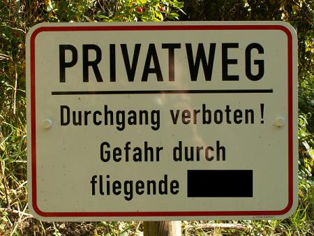 PRIVATWEG Durchgang verboten! Gefahr durch fliegende XXX