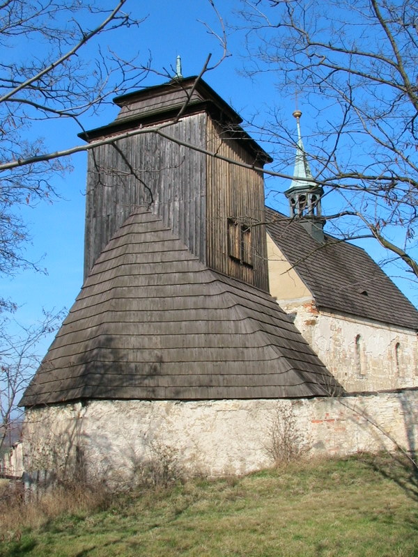 Zvonice a kostelik v pozadi