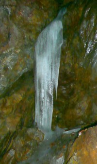 Červnový led – dvoumetrový rampouch