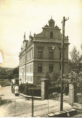 Hlavní „stoletá“ budova nemocnice v roce 1930