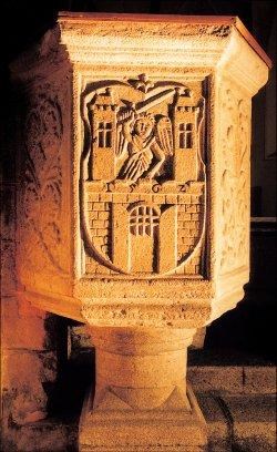 Kamenná renesancní kazatelna z roku 1562 vyzdobená mestským znakem