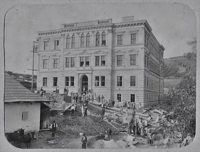 Stavba Horní školy 1889