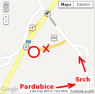 Odbočka ze směru Pardubice-Hradec Kralové je nyní uzavřena, ale doporučené parkování a keš jsou stále přístupné od Pardubic trasou přes Staré Hradiště a Srch.