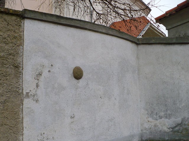 Dělová koule ve zdi kostela