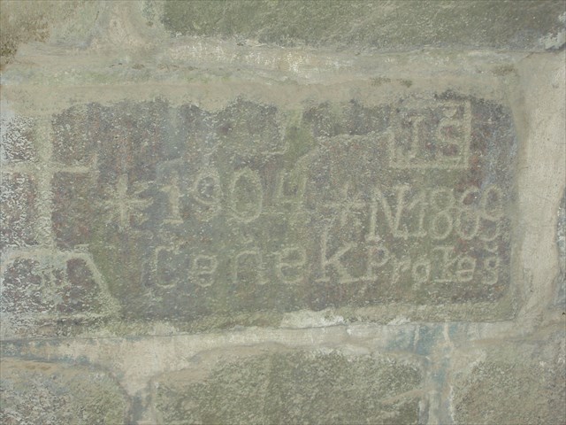 napis vyryty ve stavebnim kameni