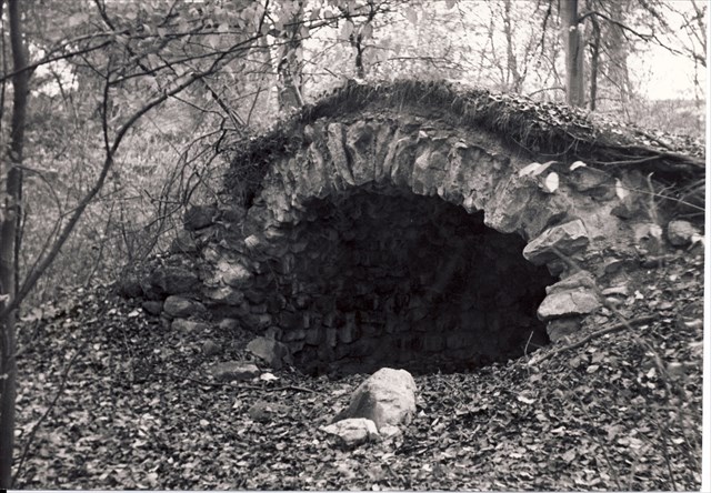 Eremittens grotte inden den blev tilkastet o. 1950. I dag fremstår stedet blot som en jordhøj. (Fra Rudersdal Museers samling.)