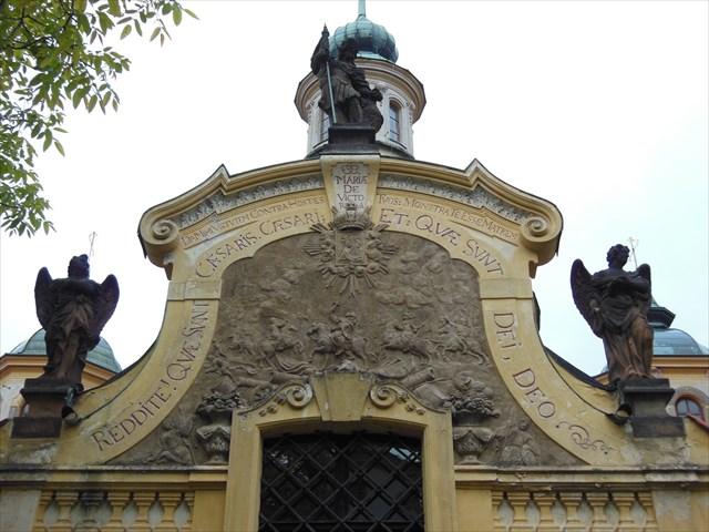 relief nad vchodem do kostela