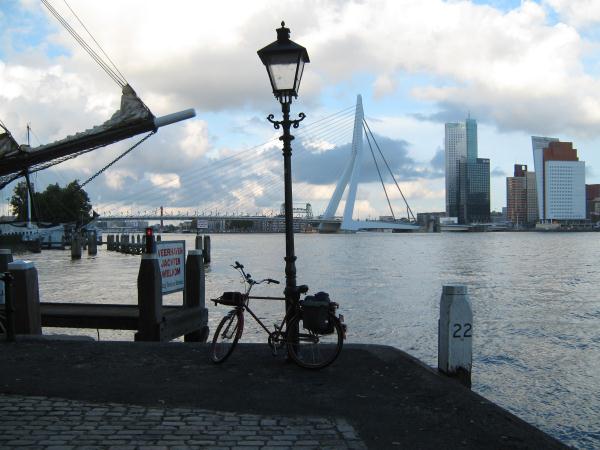 Andrew en de skyline van Rotterdam