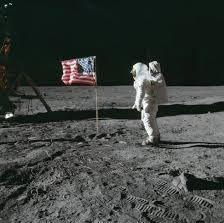 Edwin Aldrin zdraví vlajku