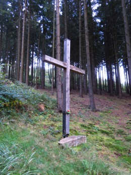 Kříž nad studánkou