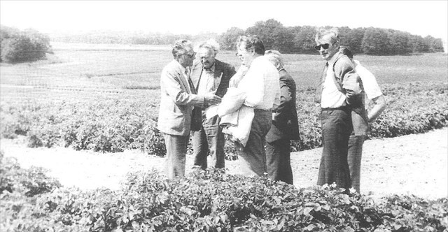 Visite polnischer Züchter im Zuchtgarten um 1980