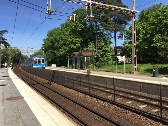 Tåg vid Mörby station
