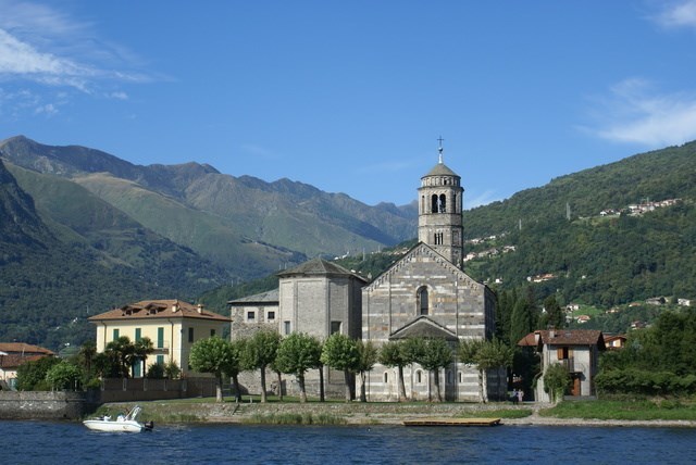 Chiese di Santa Maria del Tiglio e San Vincenzo viste dal lago